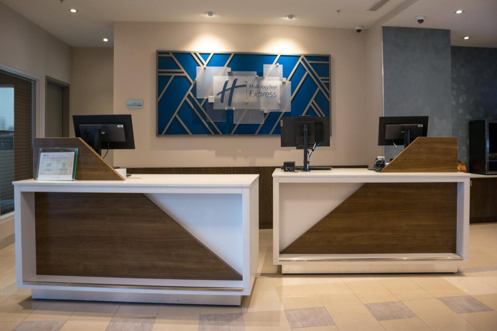 Holiday Inn Express Kingston Central By Ihg Exterior photo
